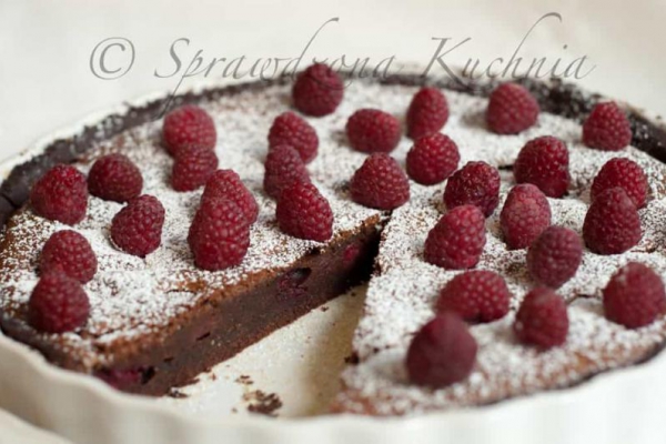 Tarta czekoladowa z malinami