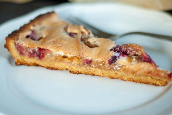 Tarta ze śliwkami i krówką pod pierzynką bezową