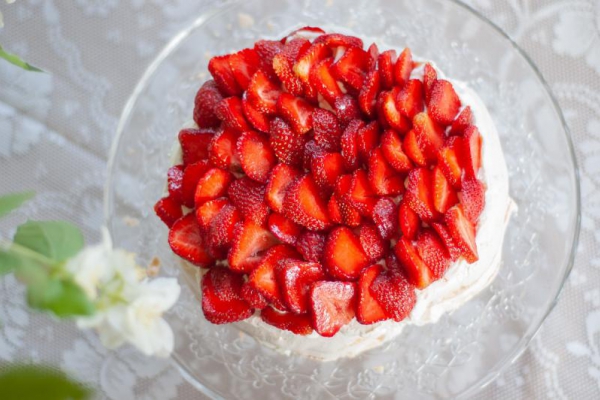 Tort bezowy z truskawkami
