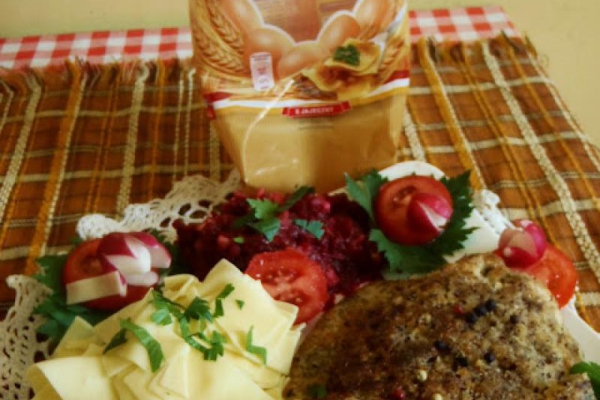 Kotlety schabowe w panierce z orzechów włoskich )