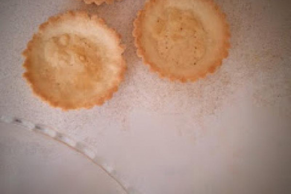 Mini tartaletki z malinami i bezami w śmietanie