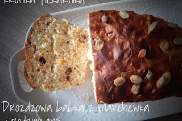 Drożdżowa babka z marchewką i rodzynkami
