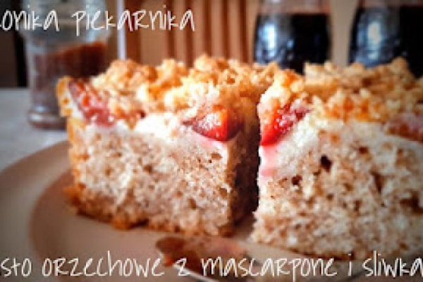 Ciasto orzechowe z mascarpone i śliwkami