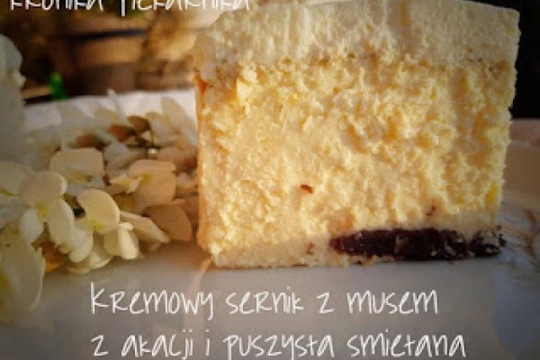 Kremowy sernik z musem z akacji i puszystą śmietaną
