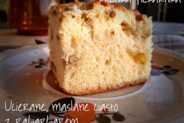 Ucierane, maślane ciasto z rabarbarem