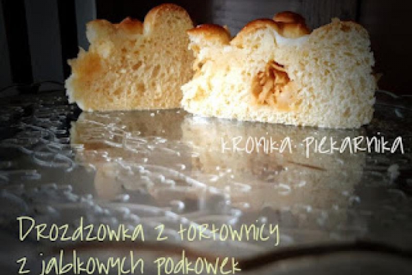 Drożdżówka z tortownicy z jabłkowych podkówek