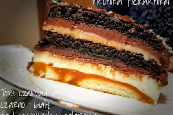 Tort czekoladowy czarno - biały na biszkoptach w galaretce