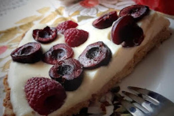 Krucha tarta z owocami i kremem budyniowym