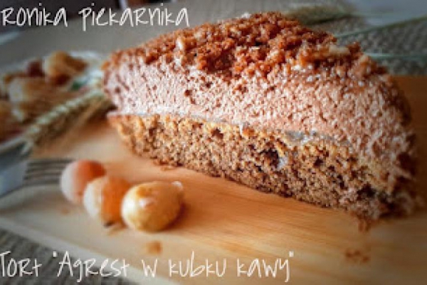 Tort Agrest w kubku kawy
