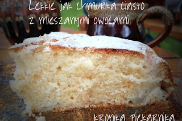 Lekkie jak chmurka ciasto z mieszanymi owocami