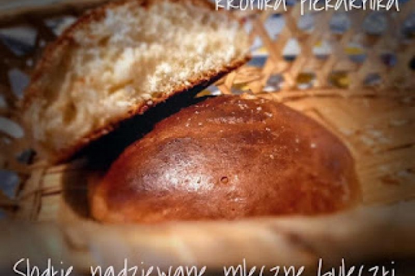 Słodkie, nadziewane, mleczne bułeczki