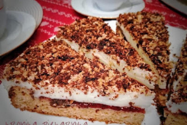 Tort ajerkoniakowy z masą budyniową