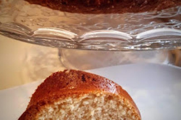 Babka z jabłkiem i mielonymi orzechami
