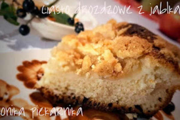 Drożdżowy placek z jabłkami i kruszonką
