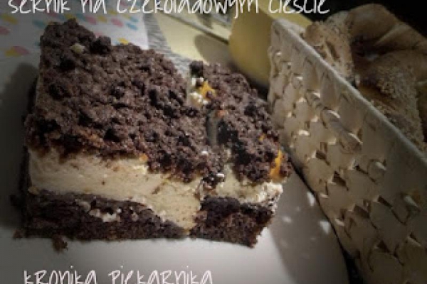 Sernik na czekoladowym cieście