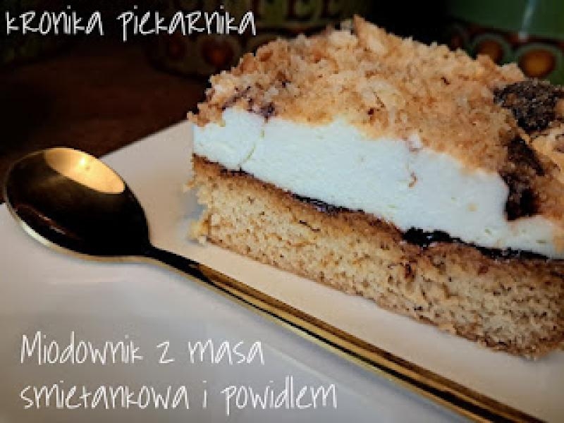 Miodownik z masą śmietankową i powidłem