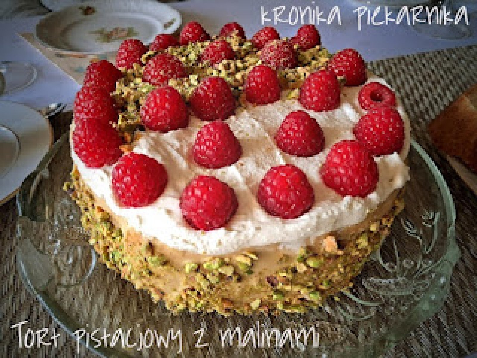 Tort pistacjowy z malinami