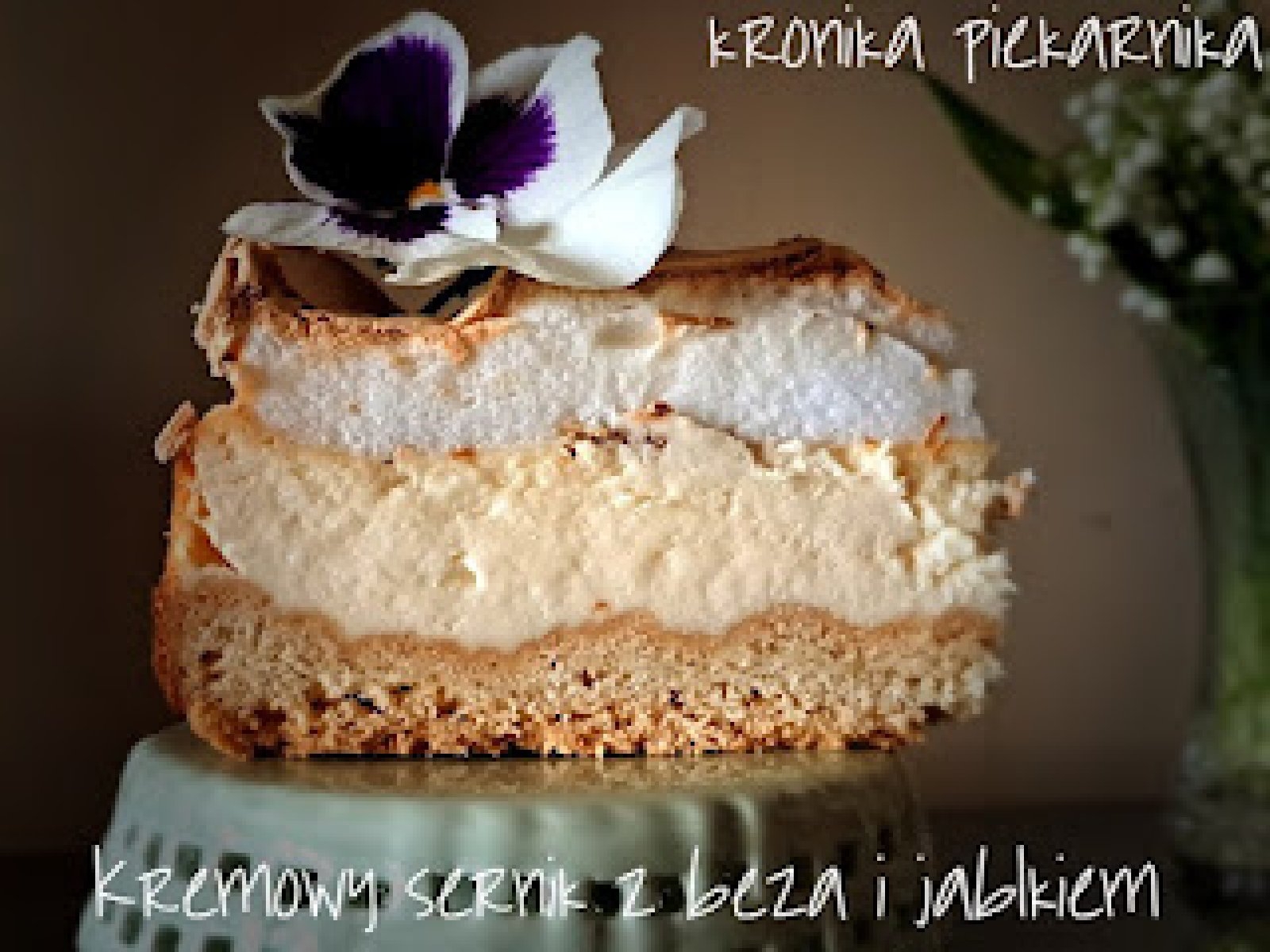 Kremowy sernik z bezą i jabłkiem
