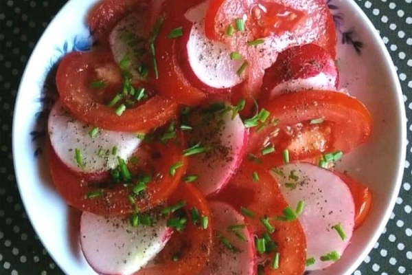 Sałatka z pomidorów i rzodkiewek