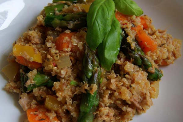 Komosa ryżowa (Quinoa) z tuńczykiem i warzywami