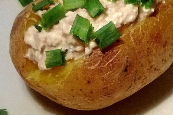 Pieczony ziemniak faszerowany twarożkiem z tuńczykiem