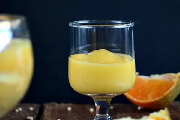 Koktajl jaglany z mango i pomarańczą