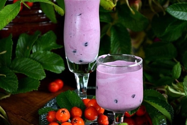 Marjarahka – fiński deser na serku i kremówce z mrożonymi jagodami