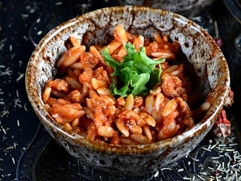 Makaron orzo po bolońsku