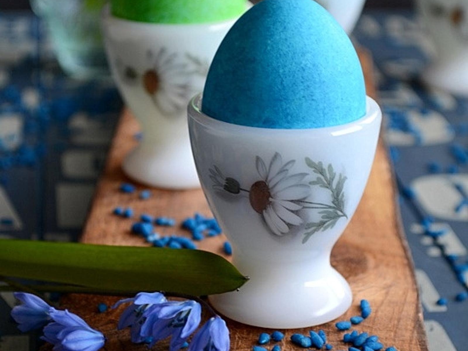 Farbowanie jajek za pomocą ryżu i barwnika spożywczego