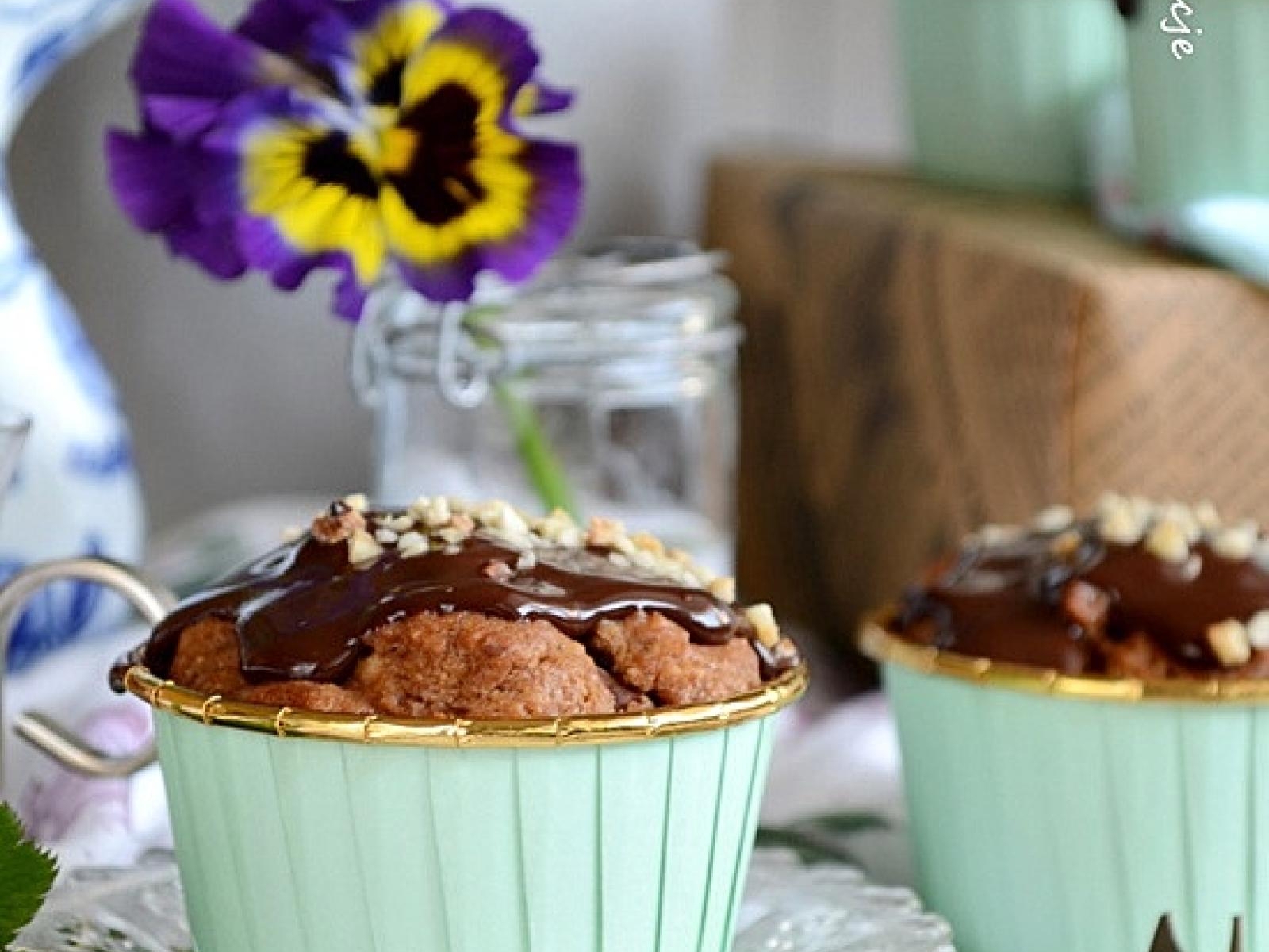 Babeczki orzechowe z czekoladą