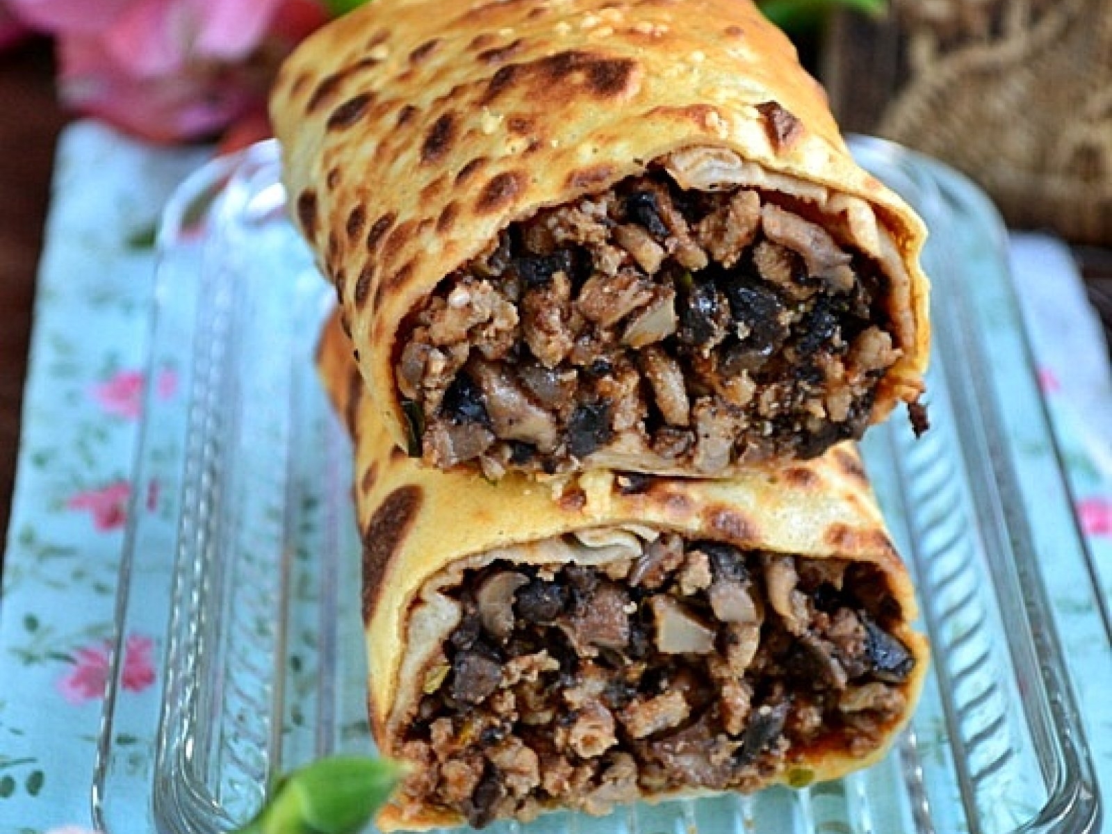 Zapiekane naleśniki z mięsem i pieczarkami