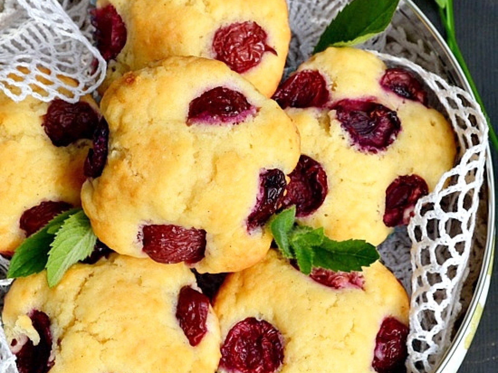 Maślane muffiny z czereśniami