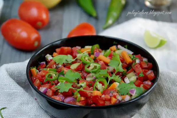 Indyjska sałatka pomidorowa (Pomidorowy Kachumber)