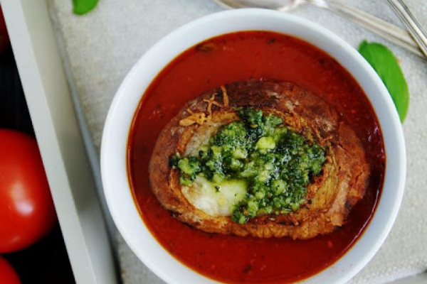 Zupa pomidorowa z grzankami z mozzarellą i pesto. Najlepsza.