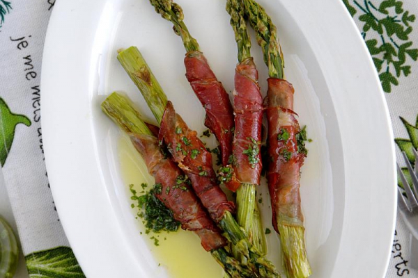 Szparagi w szynce parmeńskiej