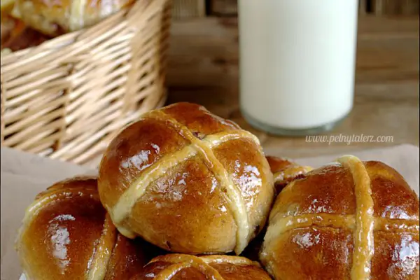 Tradycyjne angielskie bułeczki z krzyżykiem (Hot Cross Buns)