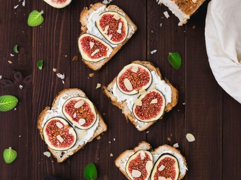 Śniadaniowe tosty z ricottą i figami