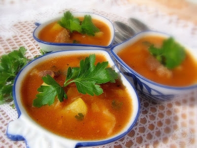 Zupa gulaszowa z kluskami kładzionymi