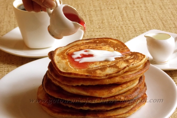 Maślankowo gryczane pancakes ze śmietanką i sokiem malinowym