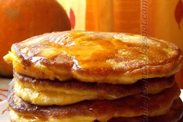 Dyniowe pancakes z miodem z mniszka