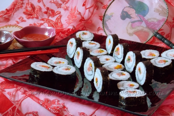 Sushi z podwędzanym łososiem