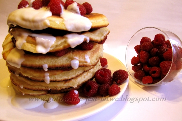 Pancakes z malinami i śmietanką