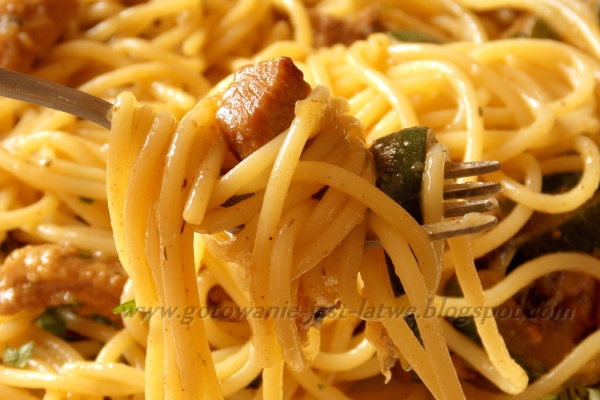 Spaghetti z cukiniowym gulaszem