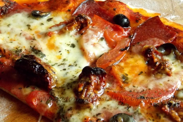 Pizza z salami, suszonymi pomidorami i mozzarellą 