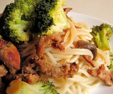 Spaghetti z mięsem duszonym i brokułem