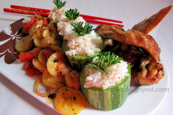 Skrzydełka teriyaki i ryż w cukiniowym sushi