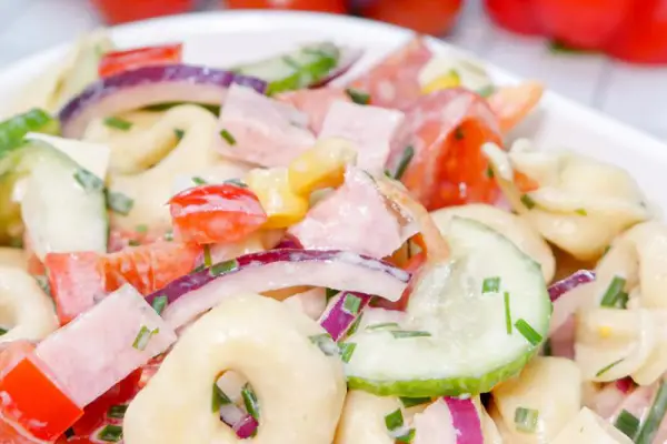 Sałatka z tortellini i szynką