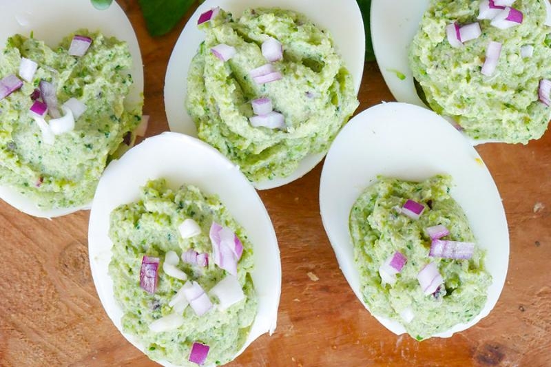 Jajka nadziewane pastą z brokuła