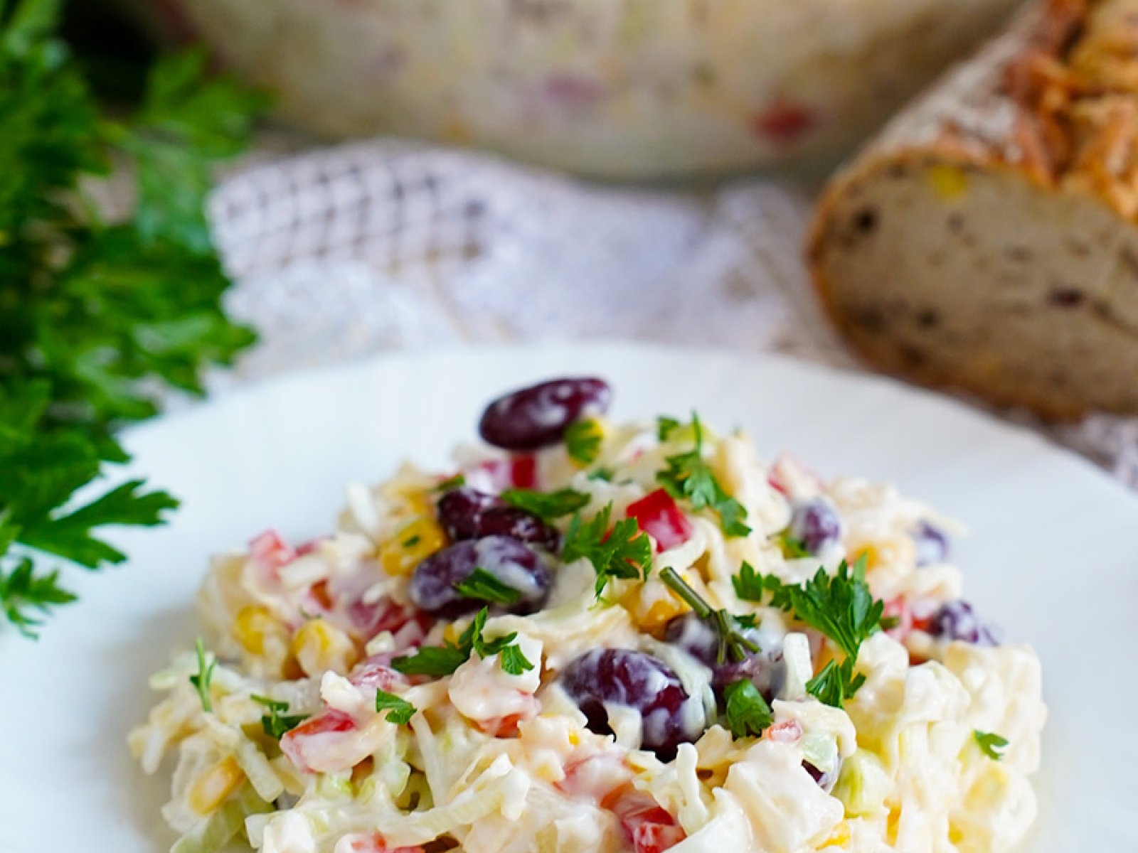 Sałatka z serem cheddar, ananasem i czerwoną fasolą
