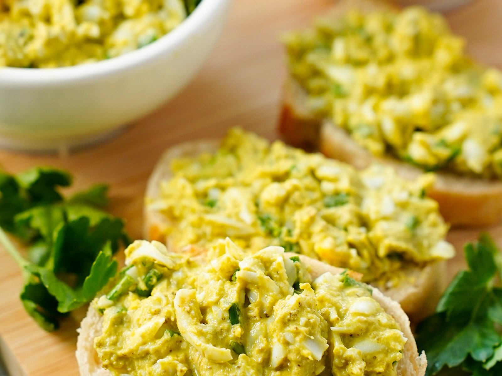 Pasta kanapkowa z pesto i jajek
